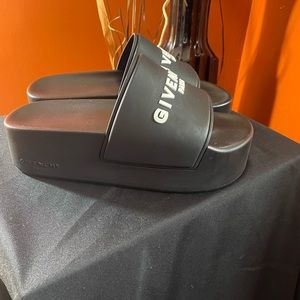 Givenchy Platform 11 US.